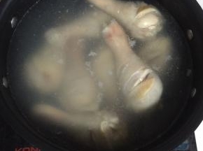 鸡腿冷水下锅，慢慢的浸出鸡腿里面的血水！