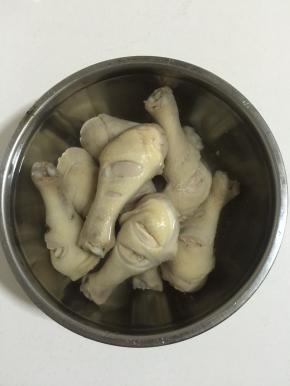 放在冷水下冲洗至鸡腿冷却。