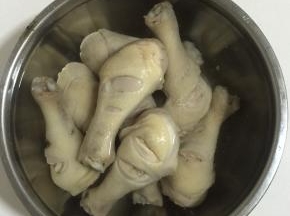 放在冷水下冲洗至鸡腿冷却。