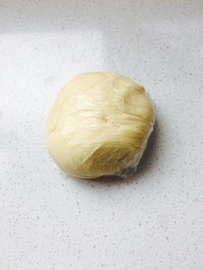 油酥部分～黄油不用融化，用手搓揉即可。成团后包裹保鲜膜放置10分钟