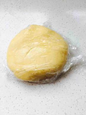 将油皮所有材料混合成团，要搜出延展性，包裹保鲜膜放置10分钟