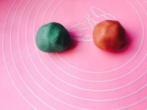 油酥分成两份，分别加入蓝色和粉色色素，一点点即可，让颜色淡淡的，图片粉色不明显，烤完之后它自己会变粉