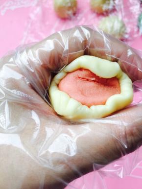 放置于虎口位置，收口捏紧