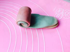 然后将两个颜色的片，叠起来放，从上往下卷