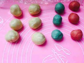 油皮分成6份，大概25克左右，油酥分成6分，大概16克一份，覆盖保鲜膜静止20分钟