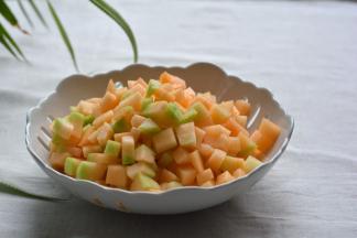 哈密瓜去皮去籽，切成小丁