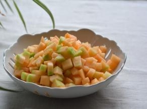 哈密瓜去皮去籽，切成小丁