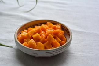 芒果贴着核两侧各切一刀，拉花刀，芒果丁顺利切下来