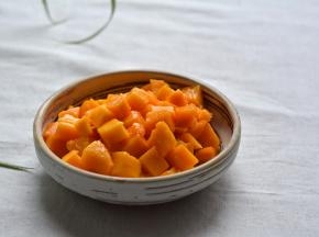 芒果贴着核两侧各切一刀，拉花刀，芒果丁顺利切下来