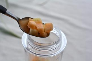 将哈密瓜放入料理杯中；