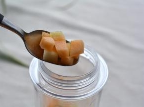 将哈密瓜放入料理杯中；