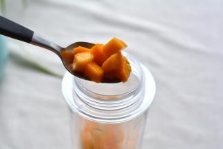 将芒果放入料理杯中；