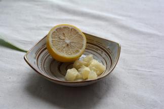 柠檬取1/3个，切小块，起到调节芒果哈密瓜甜腻，同时还能缓解果汁的氧化，另外柠檬还有增加机体活力、美白的功效，如果能接受酸度，放一个也是可以的噢