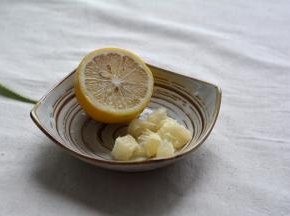 柠檬取1/3个，切小块，起到调节芒果哈密瓜甜腻，同时还能缓解果汁的氧化，另外柠檬还有增加机体活力、美白的功效，如果能接受酸度，放一个也是可以的噢