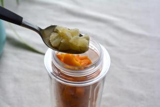 将柠檬放入料理杯中；