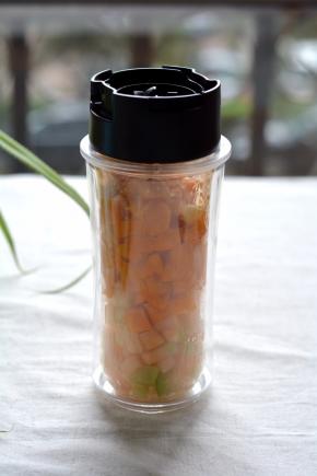 将搅拌刀旋紧，拿起杯子晃几晃；