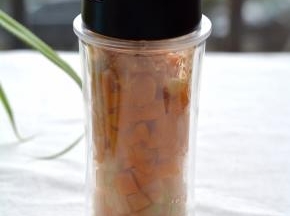 将搅拌刀旋紧，拿起杯子晃几晃；