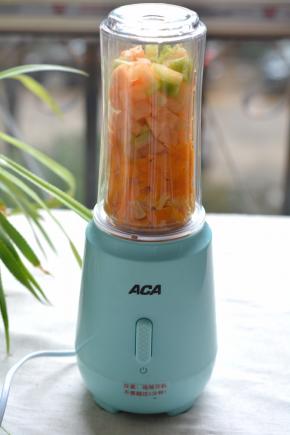 将料理杯安装在ACA AF-BD250A立式搅拌机底座上，通电