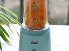 将料理杯安装在ACA AF-BD250A立式搅拌机底座上，通电