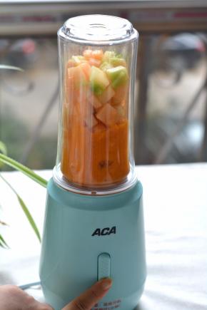 点按开关，每按5秒停一下，使果丁打成果糊