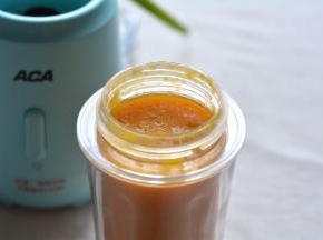 看，稠乎乎的，既是果汁，又是果糊