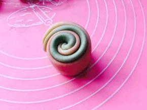 卷完很直观的可以看到两个颜色交织在一起，覆盖保鲜膜，放置15分钟