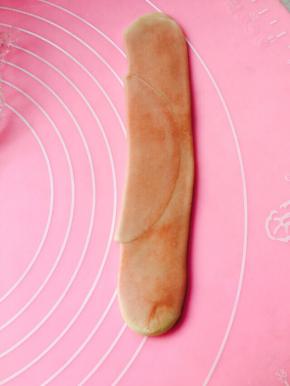 将之前的卷，开口朝上下位置，压扁，擀长