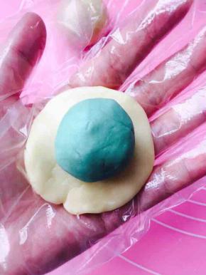 蓝色同理，将所有的油酥都用油皮包裹好。