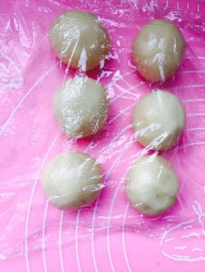 收口向下，覆盖保鲜膜，放置10分钟