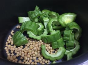 把材料码进锅里