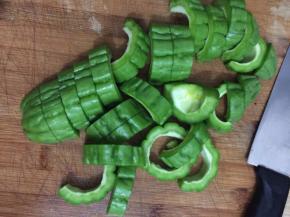 苦瓜去囊，切块备用