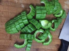 苦瓜去囊，切块备用