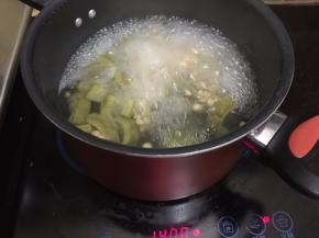 煲开调至中火继续煲