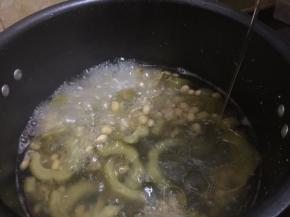 当水煲剩三分之一的时候加入油