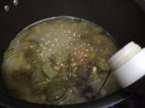 加入入生抽继续煲至收汁即可