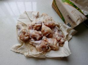 用吸水性强不掉屑环保的纸巾擦拭翅根，尽可能吸取多余的水分，这样在腌制鸡翅的时候会腌料中的汤汁都吸收进去，不会浪费，也更入味。