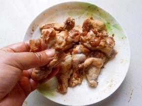 搓揉进鸡翅内部，让腌料中的汁水全部吸收进去。