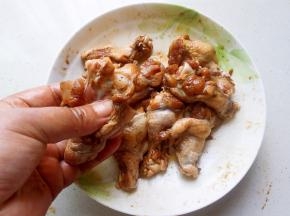 搓揉进鸡翅内部，让腌料中的汁水全部吸收进去。
