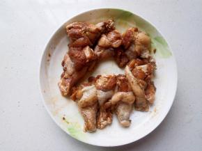 盖上保鲜膜，腌制半小时。也可以头天晚上做好， 放上调料抓匀，放冰箱冷藏一夜。