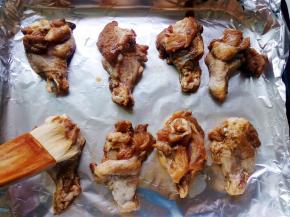 用毛刷在腌过的翅根上刷一层薄油。