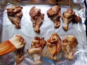 用毛刷在腌过的翅根上刷一层薄油。