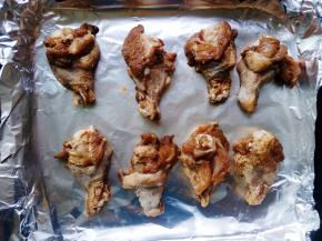 烤盘铺上锡纸（油纸），锡纸用要哑光面向上，放上腌制好的鸡翅根。