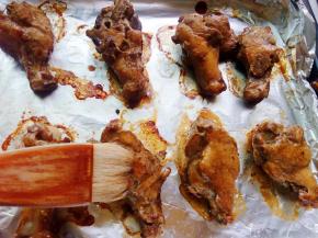 中途翻面一次，刷上一层稀释过的蜂蜜水（也可不刷），继续烤至表面上色。