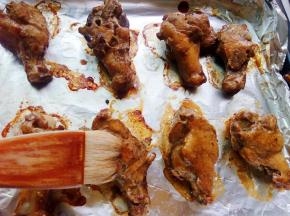 中途翻面一次，刷上一层稀释过的蜂蜜水（也可不刷），继续烤至表面上色。