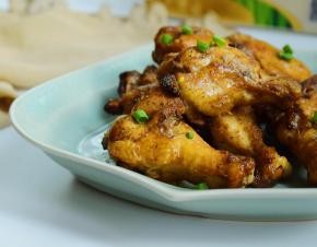 鲜香美味的鸡翅根出炉了。皮脆肉嫩，汁水饱满。