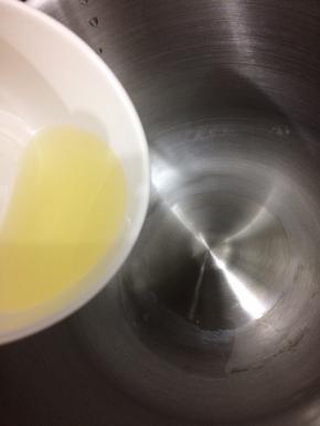 将油倒入厨师机中