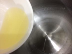 将油倒入厨师机中