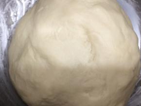 放在厨师机中，盖上保鲜膜放在室温发酵三十分钟左右