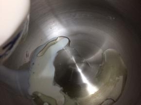 在将牛奶倒入