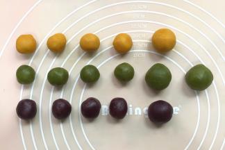 将桃山皮分别搓成20克一个，想做成混合色的，就搓成10克一个小的